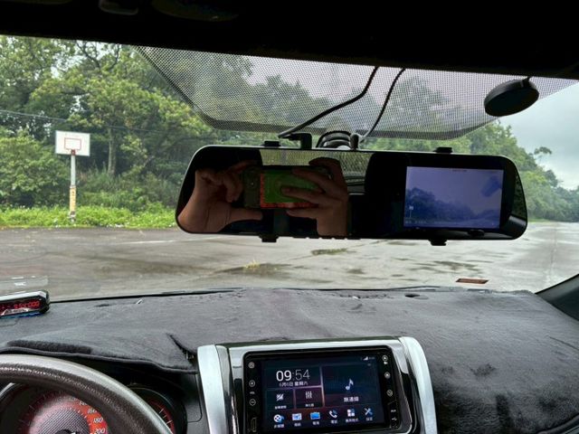 重點配備：鋁圈/皮椅/倒車顯影/倒車雷達/前霧燈/液晶影音系統/電子式後視鏡/改GPS/抬頭顯示器/後照鏡方向燈  第14張相片