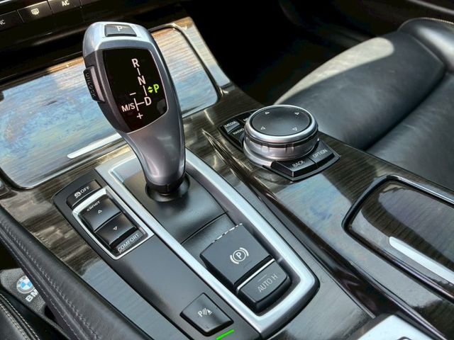 重點配備：鋁圈｜行車記錄器｜影音系統｜雙前座記憶椅｜倒車顯影｜倒車雷達｜定速｜天窗｜怠速熄火系統｜後視鏡方向燈｜電動尾門  第18張相片