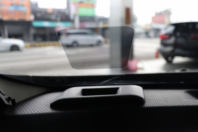 免鑰匙啟動車門鎖/HUD抬頭顯示器/車頂行李架  第17張相片