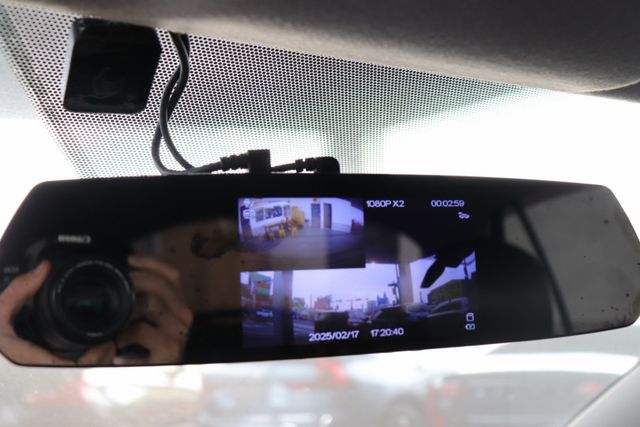 方向盤快控鍵/恆溫空調/免鑰匙啟動車門鎖/電動折疊後視鏡  第18張相片