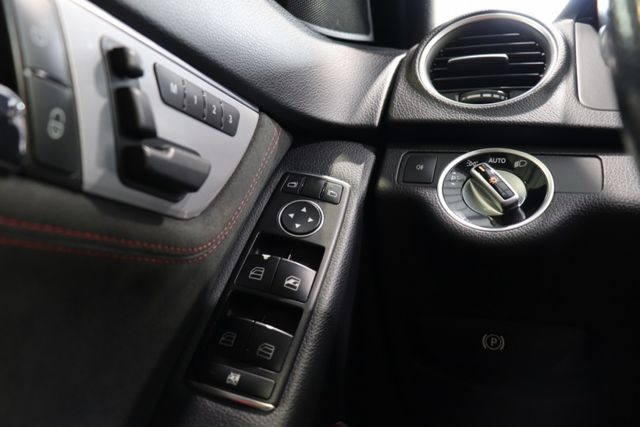 2012 M-Benz  C25/ 原鈑件/ 全景天窗 /雙前座電動調整  第9張相片