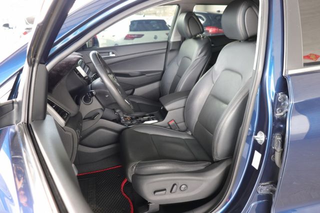 2017 Hyundai Tucson 尊貴/全景天窗/循跡防滑控制系統  第12張相片