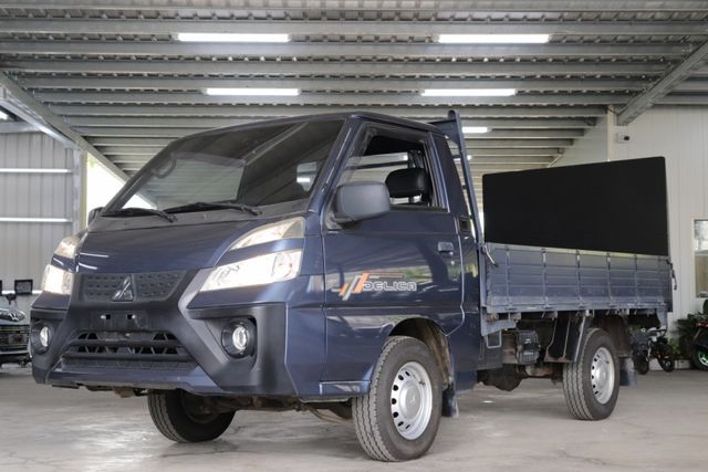 5 速自排變速箱、定速巡航系統 /加厚防滑油壓升降尾門/抗磨損皮質三連座  第1張相片