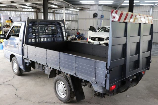 5 速自排變速箱、定速巡航系統 /加厚防滑油壓升降尾門/抗磨損皮質三連座  第2張相片