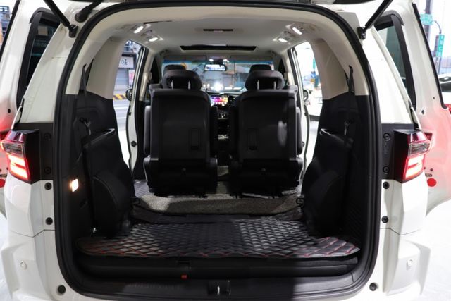 7人座/主動轉向頭燈/環景影像系統/自動停車系統/ACC主動跟車系統  第3張相片