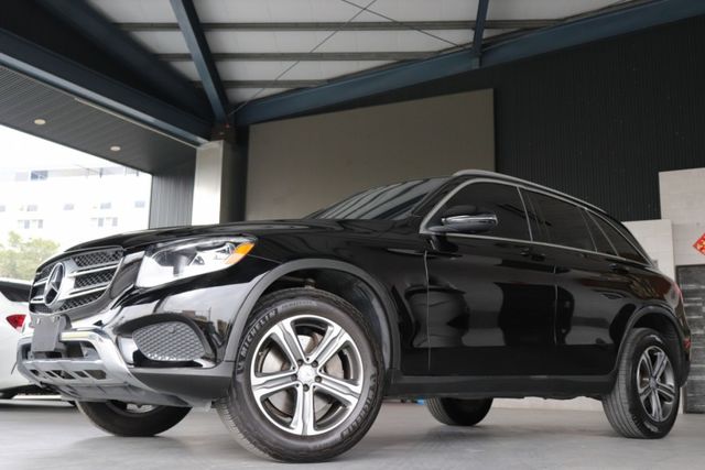 2017 賓士 GLC300 4MATIC LED/天窗/倒車顯影/電尾門  第1張相片