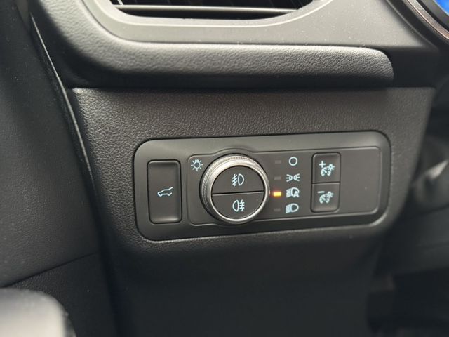 全景式電動天窗✔ 感應式腳踢電動尾門✔ Apple CarPlay / Android Auto  第10張相片