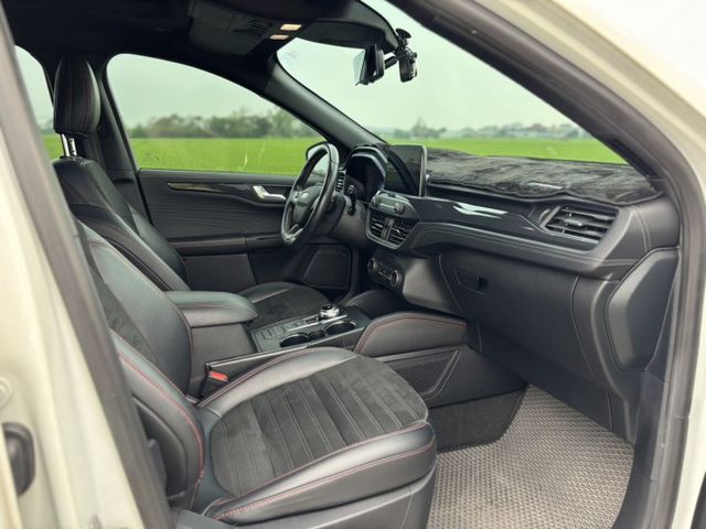 全景式電動天窗✔ 感應式腳踢電動尾門✔ Apple CarPlay / Android Auto  第13張相片