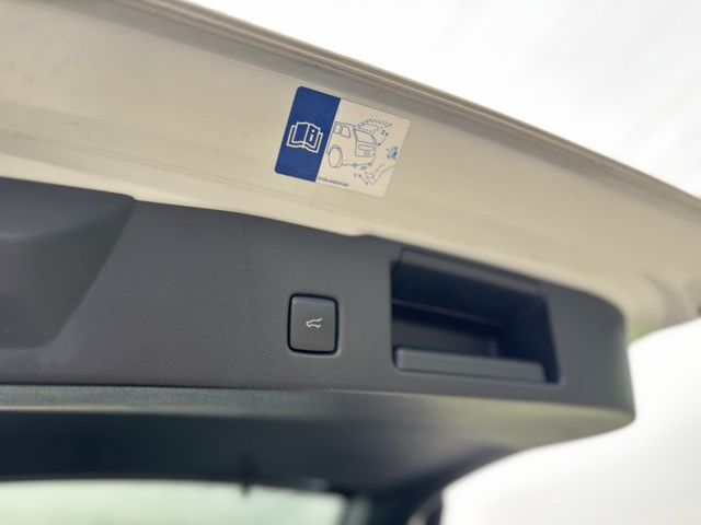 全景式電動天窗✔ 感應式腳踢電動尾門✔ Apple CarPlay / Android Auto  第16張相片