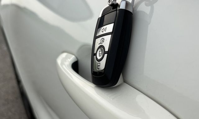 全景式電動天窗✔ 感應式腳踢電動尾門✔ Apple CarPlay / Android Auto  第18張相片