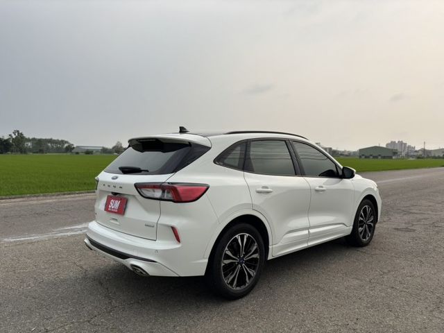 全景式電動天窗✔ 感應式腳踢電動尾門✔ Apple CarPlay / Android Auto  第19張相片