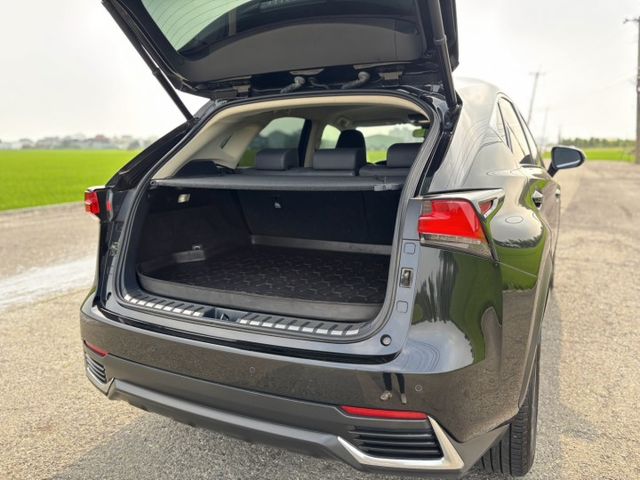 想要一台兼具質感、舒適與安全的豪華SUV？這台絕對值得入手  第15張相片