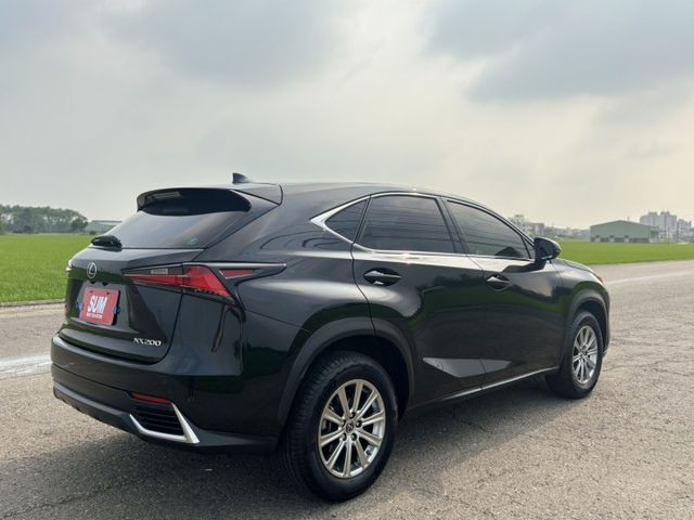 想要一台兼具質感、舒適與安全的豪華SUV？這台絕對值得入手  第18張相片