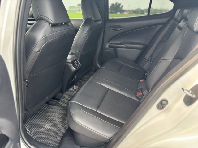 Lexus UX250h 豪華油電休旅｜都會質感首選  第13張相片