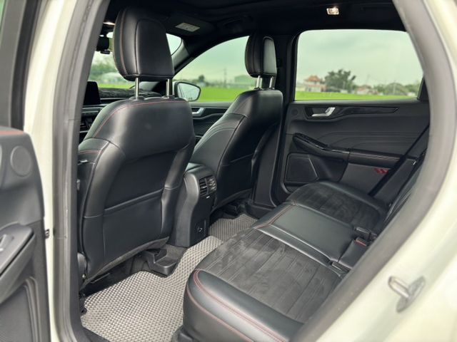 全景式電動天窗✔ 感應式腳踢電動尾門✔ Apple CarPlay / Android Auto  第15張相片