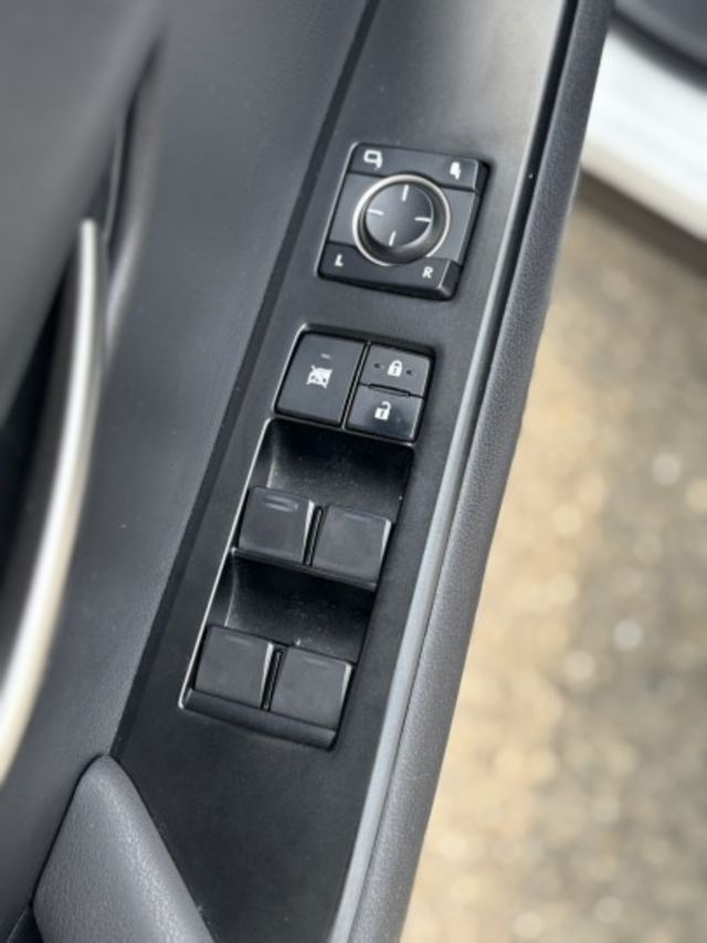 Lexus UX250h 豪華油電休旅｜都會質感首選  第4張相片