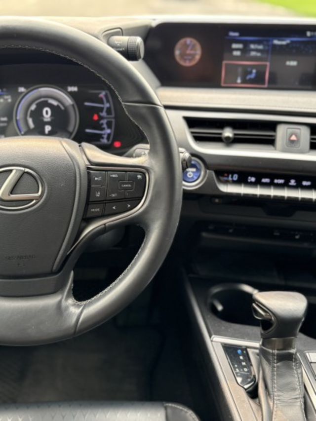 Lexus UX250h 豪華油電休旅｜都會質感首選  第8張相片