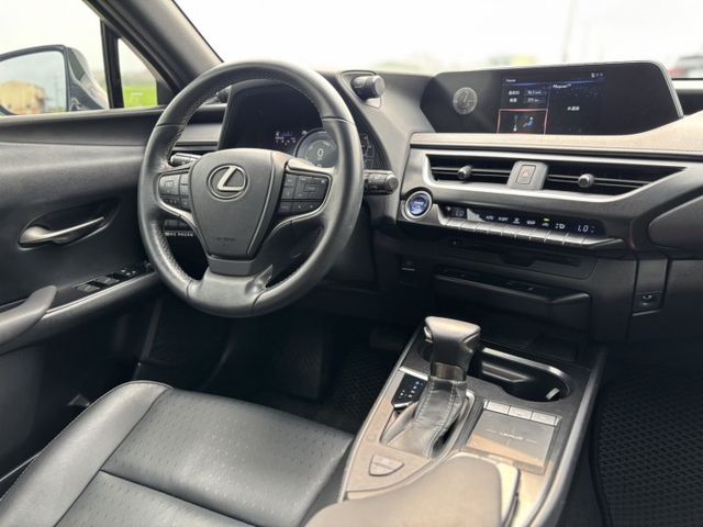 Lexus UX250h 豪華油電休旅｜都會質感首選  第9張相片