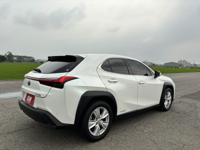 Lexus UX250h 豪華油電休旅｜都會質感首選  第17張相片