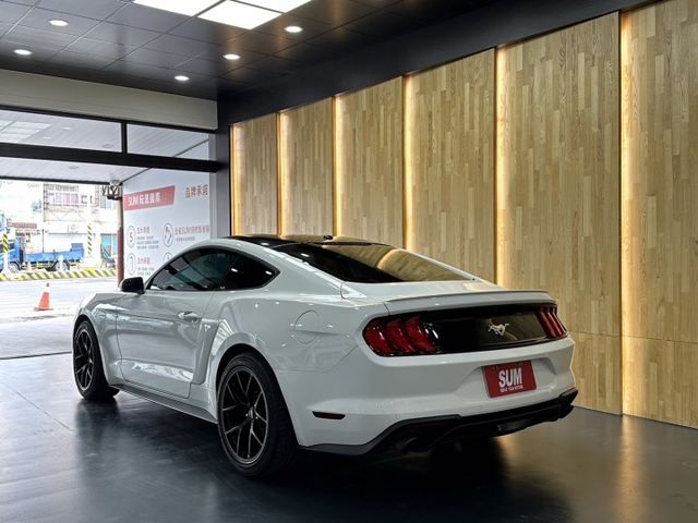 2018 Ford Mustang  2.3野馬  原鈑件  改裝Brembo大六卡鉗配通風碟BBS輪框 改裝引擎蓋  第4張相片