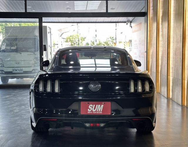 2016 Ford Mustang 2.3Ecoboost 里程13萬 市場稀有 黑大般  第5張相片