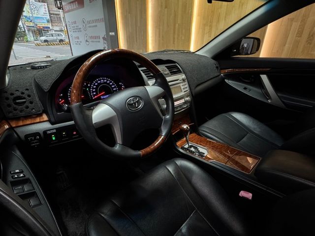 2010 Toyota Camry 2.0E 1年跑不到1萬公里  第7張相片