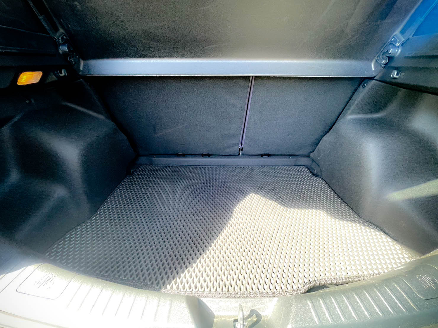 2021年 Toyota Yaris 1.5 倒車顯影 前後雷達 電動後視鏡 黑天棚  第4張相片