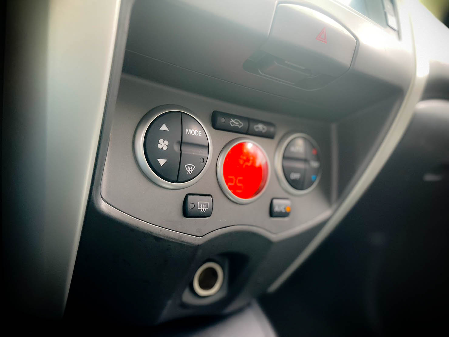 2014年 LIVINA 1.6   第6張相片