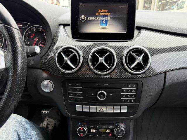 2016 BENZ B180/電動座椅/雙區恆溫/LED頭燈/免鑰匙/後座出風口  第6張相片