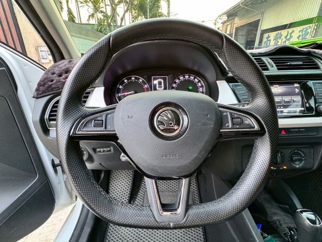 2018 SKODA FABIA/原版件/COMBI1.0TSI 版本/免鑰匙/旅行式/歡迎賞車☏  第9張相片
