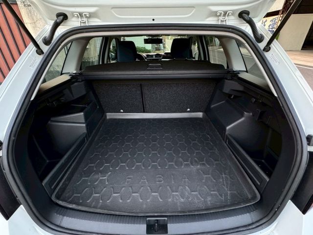 2018 SKODA FABIA/原版件/COMBI1.0TSI 版本/免鑰匙/旅行式/歡迎賞車☏  第16張相片