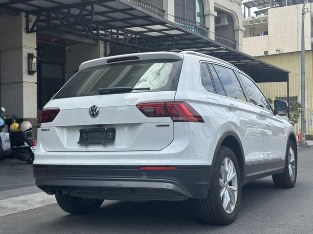 原版件/LED頭燈/電尾門/駕駛座電動座椅/盲點/摸門/免鑰匙/後座出風口/倒車顯影/360環景  第2張相片