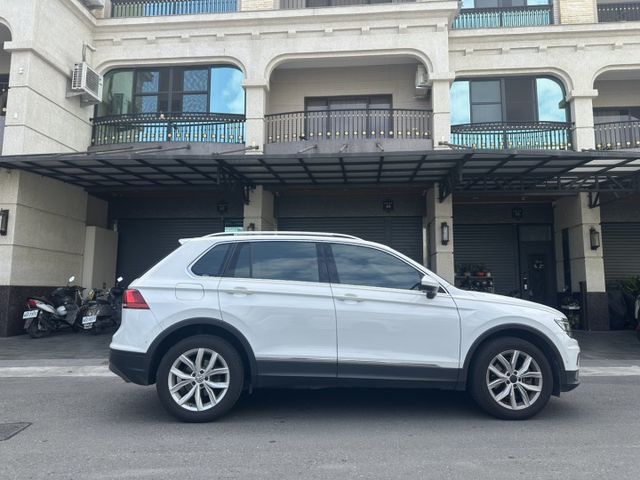 原版件/LED頭燈/電尾門/駕駛座電動座椅/盲點/摸門/免鑰匙/後座出風口/倒車顯影/360環景  第3張相片