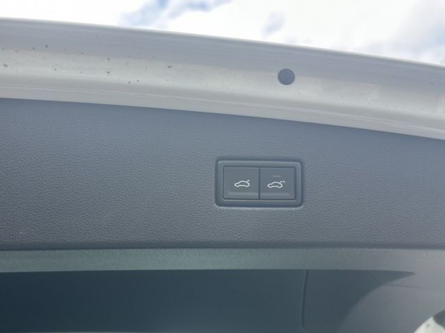 原版件/LED頭燈/電尾門/駕駛座電動座椅/盲點/摸門/免鑰匙/後座出風口/倒車顯影/360環景  第5張相片