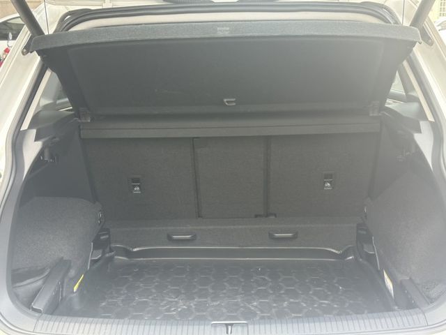 原版件/LED頭燈/電尾門/駕駛座電動座椅/盲點/摸門/免鑰匙/後座出風口/倒車顯影/360環景  第6張相片