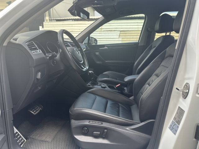 原版件/LED頭燈/電尾門/駕駛座電動座椅/盲點/摸門/免鑰匙/後座出風口/倒車顯影/360環景  第7張相片