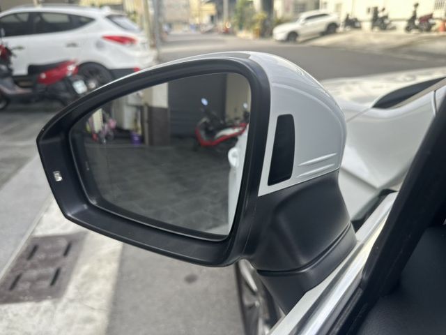 原版件/LED頭燈/電尾門/駕駛座電動座椅/盲點/摸門/免鑰匙/後座出風口/倒車顯影/360環景  第8張相片