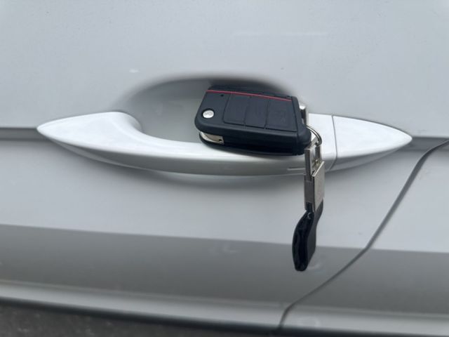 原版件/LED頭燈/電尾門/駕駛座電動座椅/盲點/摸門/免鑰匙/後座出風口/倒車顯影/360環景  第9張相片