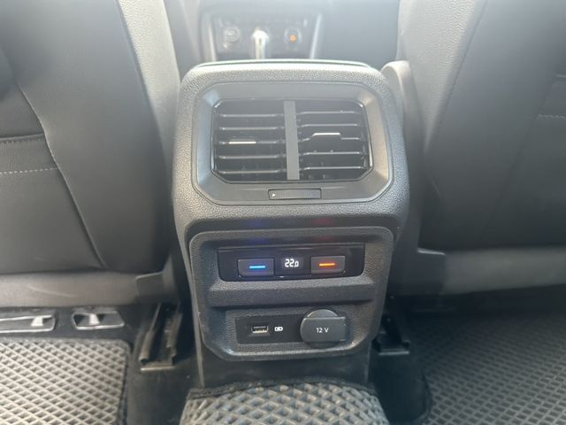 原版件/LED頭燈/電尾門/駕駛座電動座椅/盲點/摸門/免鑰匙/後座出風口/倒車顯影/360環景  第11張相片