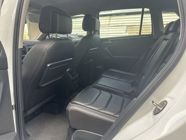 原版件/LED頭燈/電尾門/駕駛座電動座椅/盲點/摸門/免鑰匙/後座出風口/倒車顯影/360環景  第12張相片