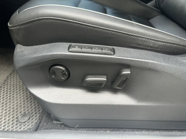 原版件/LED頭燈/電尾門/駕駛座電動座椅/盲點/摸門/免鑰匙/後座出風口/倒車顯影/360環景  第13張相片