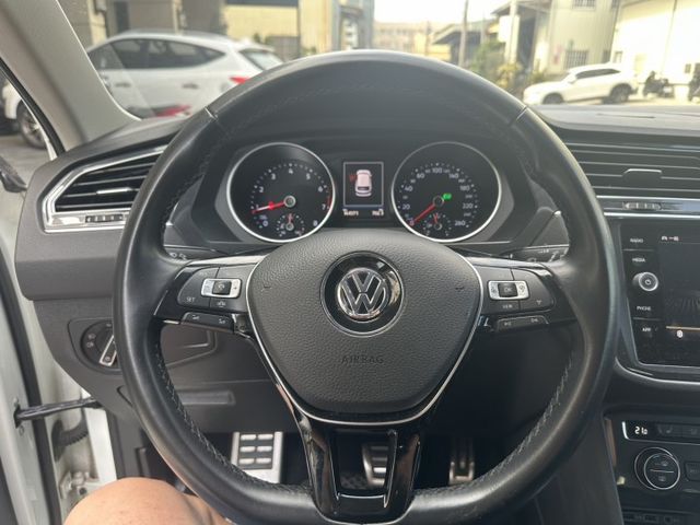 原版件/LED頭燈/電尾門/駕駛座電動座椅/盲點/摸門/免鑰匙/後座出風口/倒車顯影/360環景  第14張相片