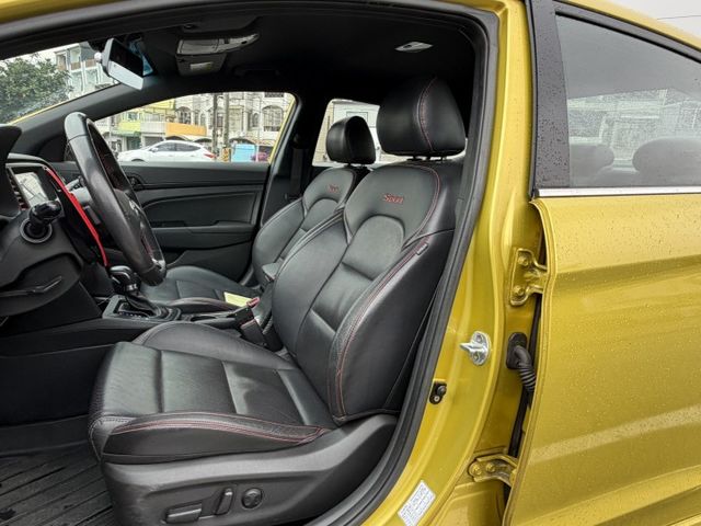 SPORT版/盲點/免鑰匙/駕駛座電動座椅/倒車顯影/摸門/換檔撥片/循跡防滑/雙區恆溫  第7張相片