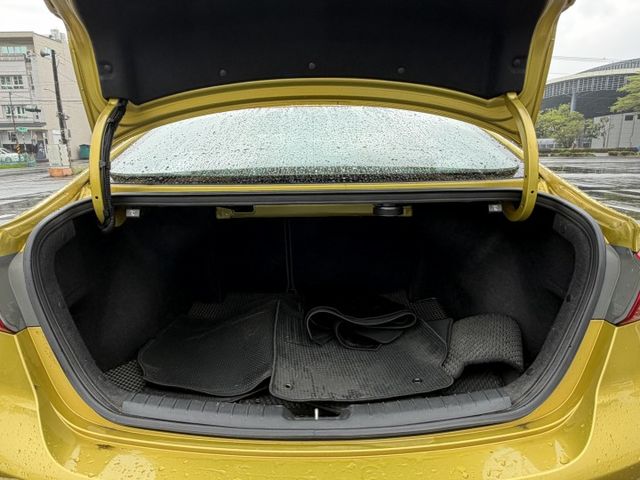 SPORT版/盲點/免鑰匙/駕駛座電動座椅/倒車顯影/摸門/換檔撥片/循跡防滑/雙區恆溫  第10張相片