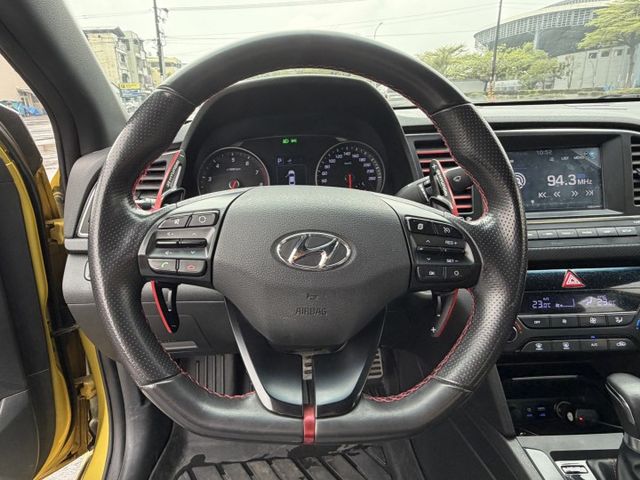 SPORT版/盲點/免鑰匙/駕駛座電動座椅/倒車顯影/摸門/換檔撥片/循跡防滑/雙區恆溫  第11張相片