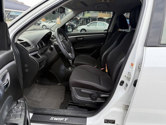 2014 SUZUKI SWIFT/倒車顯影/免鑰匙啟動/恆溫空調/摸門/定速/恆溫空調  第5張相片