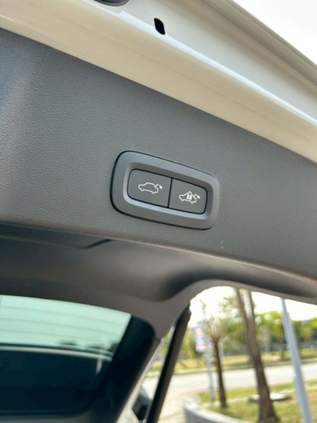 LED頭燈/後座出風口/免鑰匙/倒車顯影/360環景/電子手煞車/電動座椅/電尾門/雙區恆溫  第6張相片