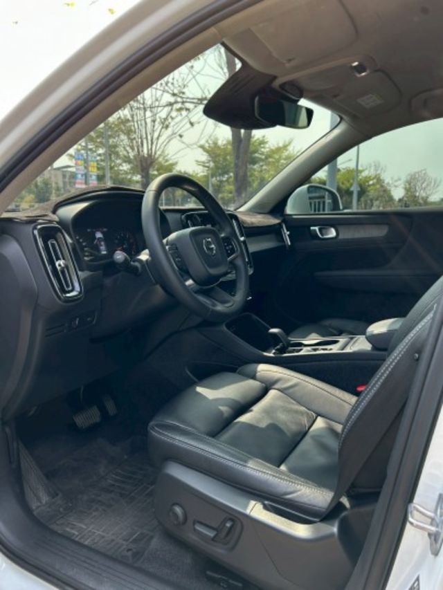 LED頭燈/後座出風口/免鑰匙/倒車顯影/360環景/電子手煞車/電動座椅/電尾門/雙區恆溫  第8張相片