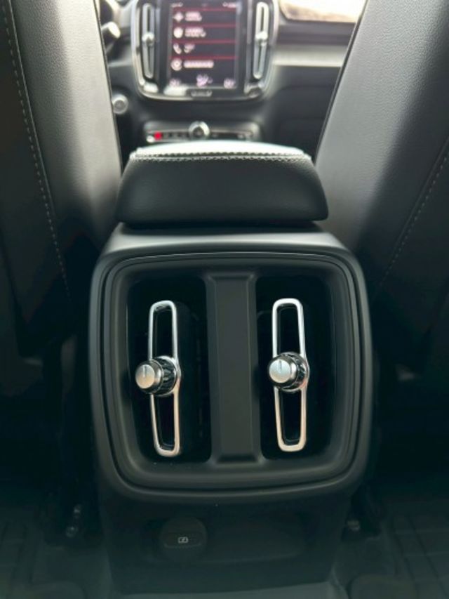 LED頭燈/後座出風口/免鑰匙/倒車顯影/360環景/電子手煞車/電動座椅/電尾門/雙區恆溫  第13張相片