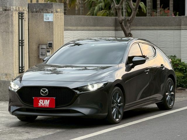 LED頭燈/免鑰匙/駕駛座電動記憶座椅/電子手煞車/盲點/摸門/BOSE音響/抬顯/換檔撥片/雙區恆溫  第1張相片